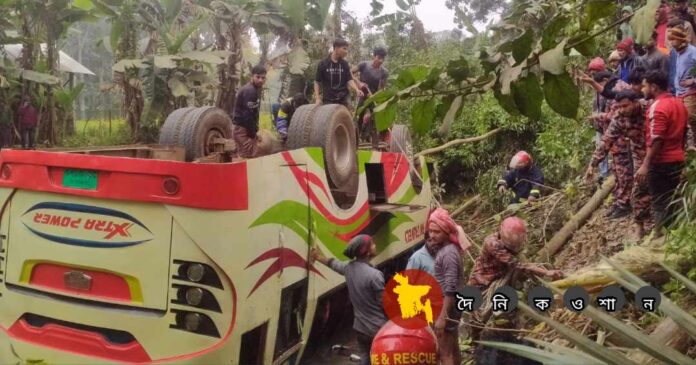 বাঘারপাড়ায় বাস উল্টে অর্ধশত যাত্রী আহত 