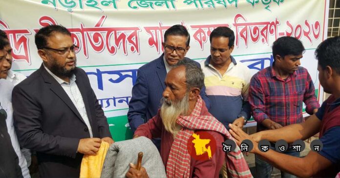 নড়াইলে শীতার্তদের মাঝে জেলা পরিষদের কম্বল বিতরণ