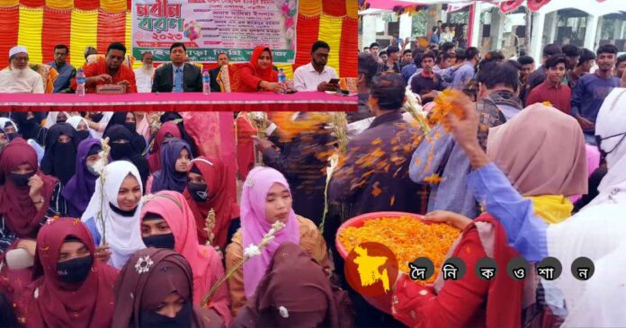 নড়াইলের মাইজপাড়া ডিগ্রী কলেজের নবাগত শিক্ষার্থীদের পুষ্পবৃষ্টিতে বরণ