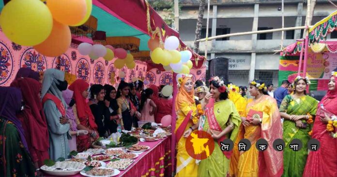 নড়াইল সরকারী মহিলা কলেজে পিঠা উৎসব প্রতিযোগিতায় ১৫০ প্রকারের পিঠা