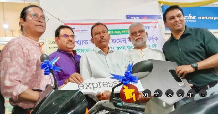 নড়াইলের আলোচিত কলেজ অধ্যক্ষ স্বপন বিশ্বাসকে উপহার দিলেন প্রখ্যাত নাট্যকার রামেন্দু মজুমদার