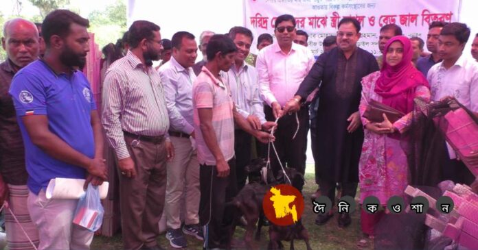 নড়াইলে দরিদ্র জেলেদের মাঝে ছাগল ও বেড় জাল বিতরণ