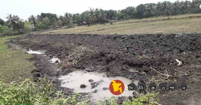 নড়াইলের মিরাপাড়ায় ১৪৪ ধারা ভঙ্গ করে জমি কেটে পাড় নির্মাণ, বালি দিয়ে ভরাটের উদ্যোগ