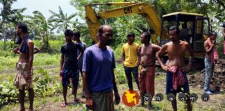 নড়াইলে ইউপি সদস্যের নির্দেশে সরকারী জমি দখল করে ঘেরকাটা! ৯৯৯ কল পেয়ে কাজ বন্ধ!