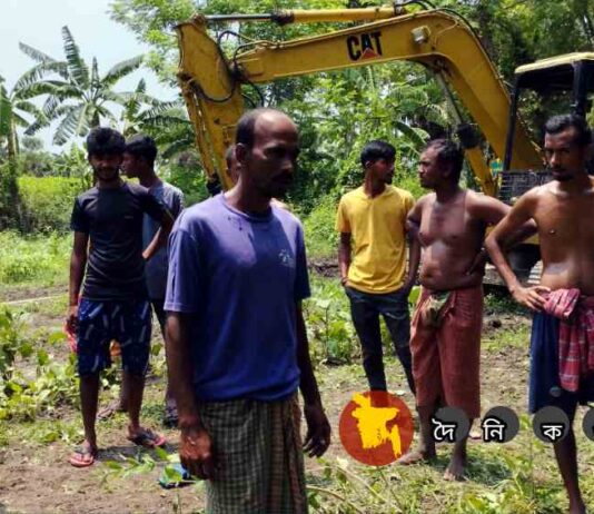 নড়াইলে ইউপি সদস্যের নির্দেশে সরকারী জমি দখল করে ঘেরকাটা! ৯৯৯ কল পেয়ে কাজ বন্ধ!