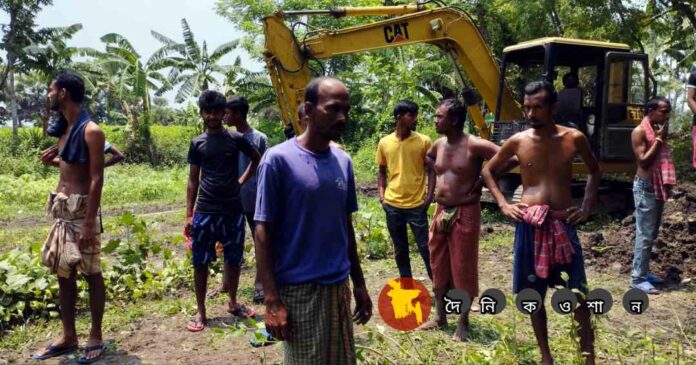 নড়াইলে ইউপি সদস্যের নির্দেশে সরকারী জমি দখল করে ঘেরকাটা! ৯৯৯ কল পেয়ে কাজ বন্ধ!