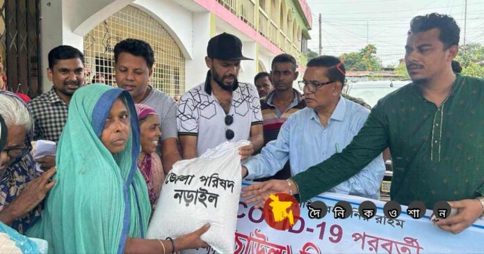 নড়াইলে জেলা পরিষদের ত্রাণ বিতরণ করলেন মাশরাফী