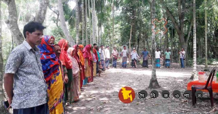 নড়াইলে বাড়িঘর ভাঙচুর ও হামলাকারীদের গ্রেফতারের দাবিতে মানববন্ধন