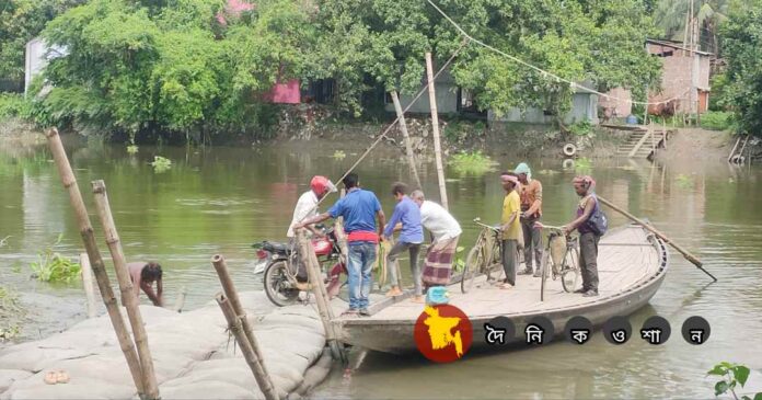 ৫০ বছরেও হয়নি সেতুঃ রশি টেনে নৌকা পারাপার অর্ধলক্ষাধিক মানুষ