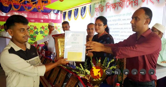 লোহাগড়ায় মধুমতি পাঠাগারে কৃতি শিক্ষার্থীদের সংবর্ধনা প্রদান